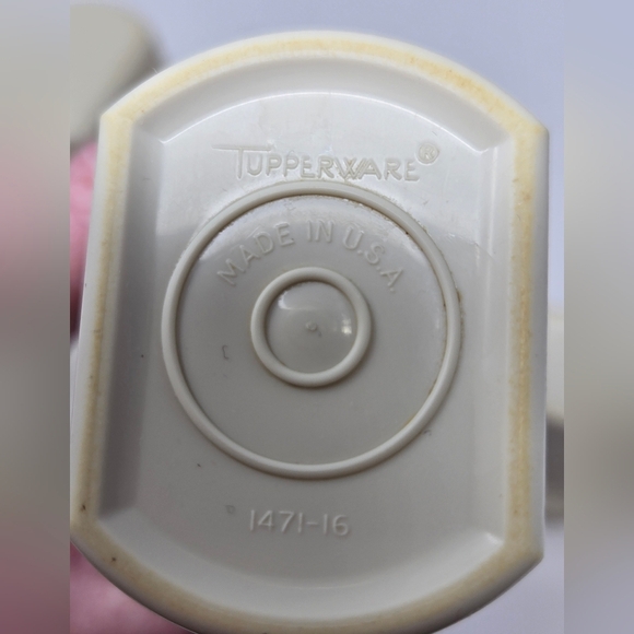 VINTAGE 1970S TUPPERWARE CREAM & SUGAR BUTTER SALT & PEPPER BEIGE HARVEST GOLD - Picture 13 of 16